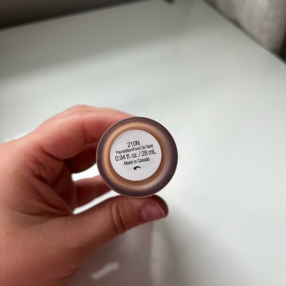 Rare beauty foundation (210) - Picture 2 of 2